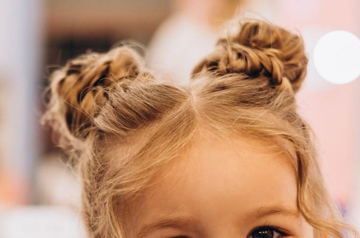 fryzura dla dziewczynki z warkoczykami