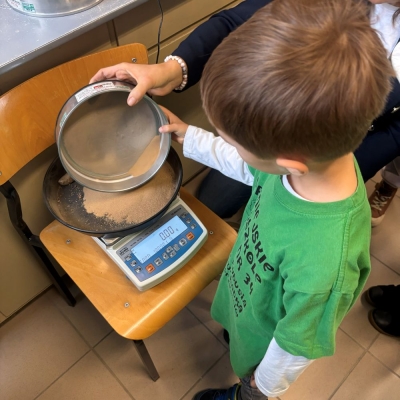 Wycieczka grupy zielonej 5 latków na Politechnikę Warszawską (filia w Płocku)_5